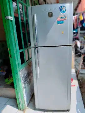 Kulkas 2 pintu TOSHIBA
