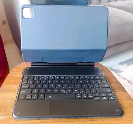 Preloved Keyboard Case for Ipad Air 6, Pro dll