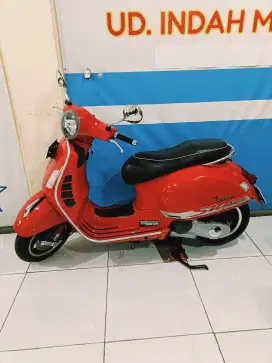 Merah glossy PIAGGIO VESPA GTS 150 2017 KM 11RIBU