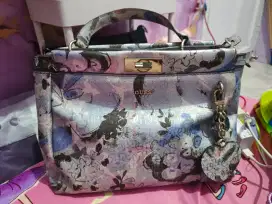 Dijual tas branded jarang pakai merk guess dan charles and keith ori