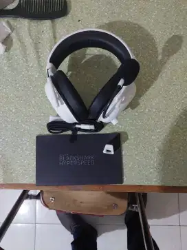 Headphone Razer black shark v2 hyper speed wireless white edition