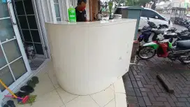 Meja resepsionis bekas