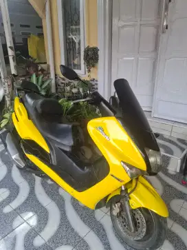 Yamaha Majesty yellow
