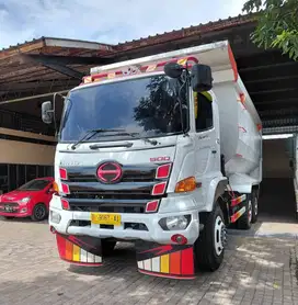 Dijual Head Tractor Tahun 2012 Type FM 320 P
