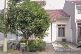 Rumah Hook Asri 9 Mnt ke Stasiun Cilebut 1 Lantai Hadap Timur J-24200