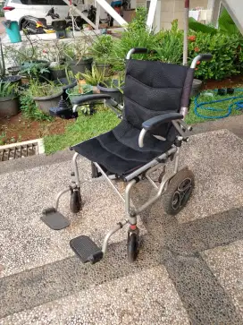 Kursi roda merk Careindo