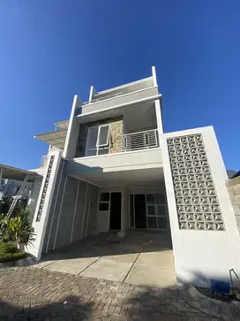 RUMAH 3 LANTAI SUDAH FREE POOL LOKASI TENGAH KOTA BATU