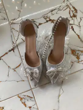 Heels Silver Glitter dengan Aksen Mutiara - Sekali pake, kondisi mulus