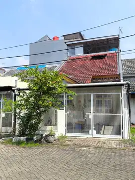 DIJUAL RUMAH CANTIK JALAN LEBAR UNIT LANGKA DI TAMAN SURYA 3