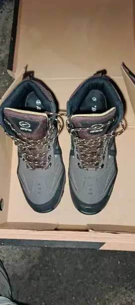 Sepatu Gunung AirProtec
