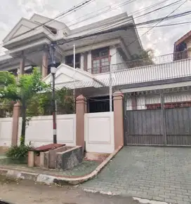 Rumah 2 Lantai Bagus SHM di Raya Nginden Intan