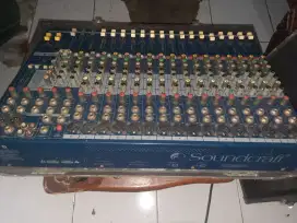 Mixer soundcraft 16 channel