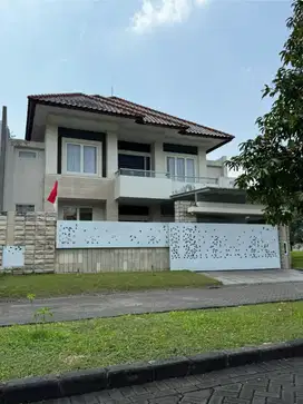 Rumah Mewah Menarik Furnish 5 Kamar Tidur di Araya Malang