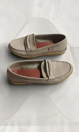 Sepatu merk Triset