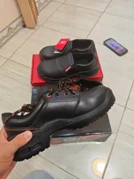 Dijual Sepatu Safety KINGS uk.42 (new)