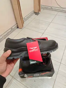 Dijual sepatu safety CHEETAH uk.42 (baru)