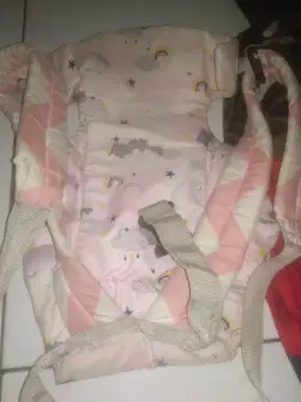 gendongan anak hadap depan
