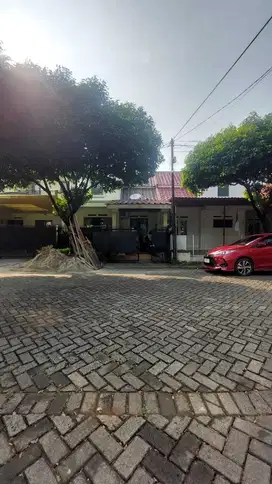 Rumah Besar Apik Siap Huni Depan Taman Di Kemang Pratama 3 Bekasi