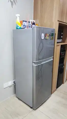 KULKAS 2 PINTU Ex SHARP. JUAL CEPAT