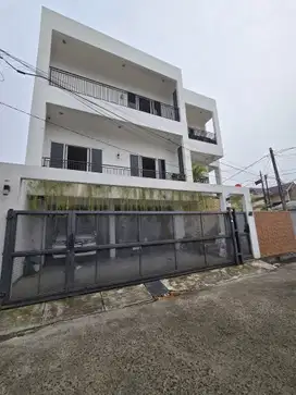 Rumah modern tropis siap huni di komplek Jatibening Bekasi