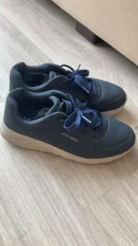 Sepatu skechers bekas