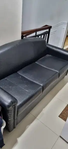 Sofa kulit ruangtamu