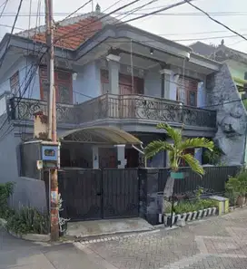 Di Jual Rumah Hook 2,5 Lantai   PERUM SEMOLOWARU - SUKOLILO , SURABAYA