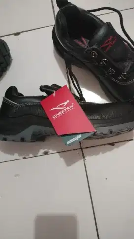 Sepatu safety chetah ukuran 40