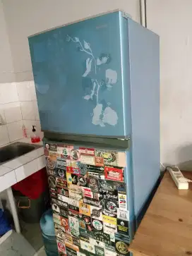 Dijual butuh kulkas freezer tanpa bunga 2 pintu merek Sharp!