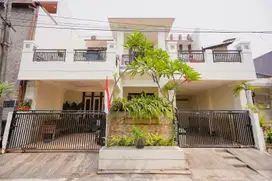 Rumah Luas 4 KT 8 Menit ke Gerbang Toll Becakayu Hadap Timur J-24165