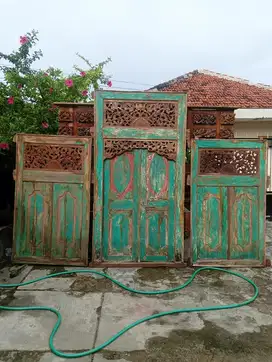 Pintu jendela kuno warna