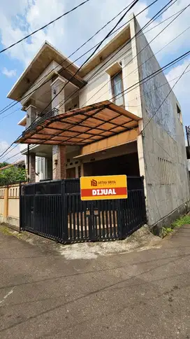 Dijual rumah 2 lantai hook, dalam komplek dengan lingkungan asri,