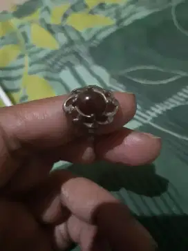 Cincin batu merah siam