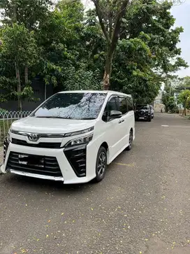 Jual mobil toyota new voxy 2.0 A/T putih Pemakaian 2019