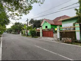 Rumah ruang usaha dikawasan premium jalan besar di solo