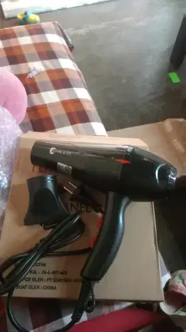 Hairdryer merk canel & co