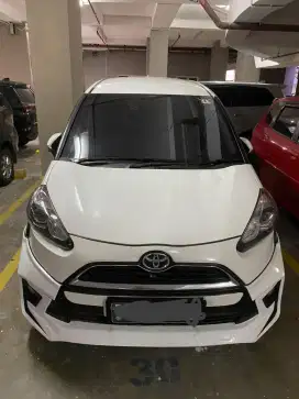 Toyota Sienta tipe V AT 2017 Putih Bodykit Modelista Kilometer Rendah
