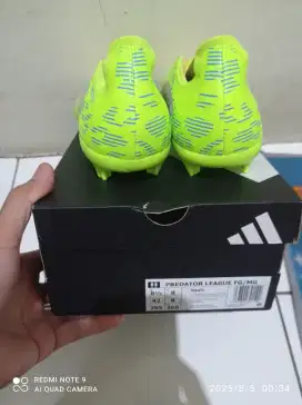 Sepatu bola Adidas predators