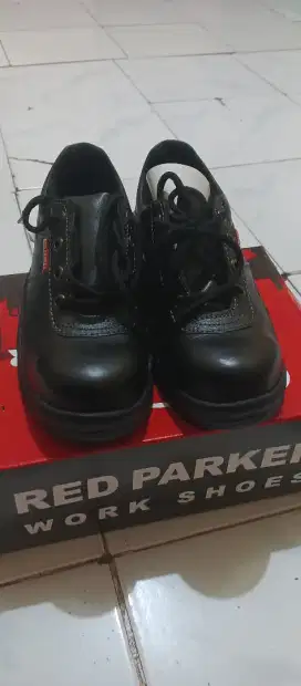 Sepatu safety Red Parker
