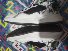 Sepatu jalan yang minat DM butuh cepat