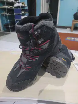 Sepatu Gunung Eiger bekas mulus