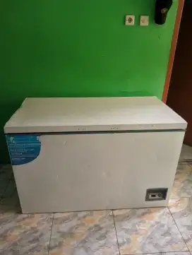 Dijual cepat Frezer box kapasitas 330L belum servisan beku merata