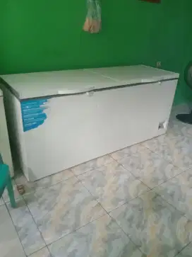 Dijual cepat Frezer box kapasitas 715L belum pernah servis beku merata
