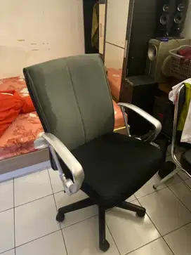 Kursi kerja atau kursi kantor bekas seperti baru