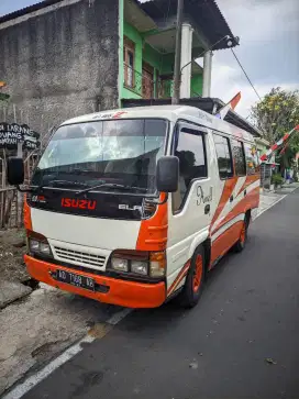 Isuzu Elf semi long minibus