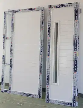 Pintu kamar mandi