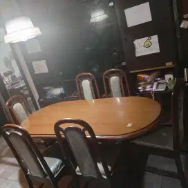 Satu set meja makan dan kursi