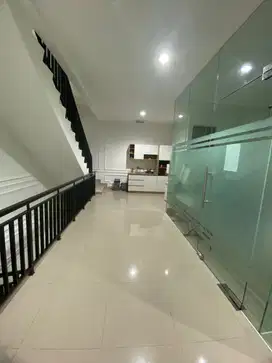 Disewakan Ruko Osaka 3 Lantai Full Furnish Kantor + 8 Unit AC 200jt/th