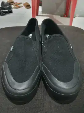 Sepatu slip on full black New