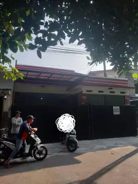 Dikontrakkan Rumah dan Toko depan Lapangan ( untuk keluarga muslim)